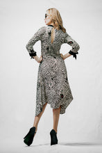 Load image into Gallery viewer, Платье асимметричного кроя с завязкой на воротнике